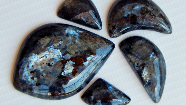 ЛАРВИКИТ. Загадочный камень черной луны