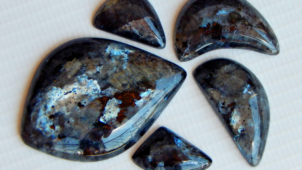 ЛАРВИКИТ. Загадочный камень черной луны